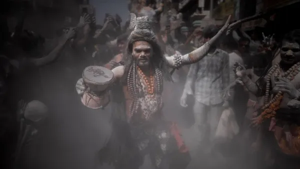 गुलाल नहीं चिता की राख से खेली जाती है बनारस की मसान होली | varanasi Masan  Holi of Banaras is played with ashes of pyre not gulal - Hindi Nativeplanet