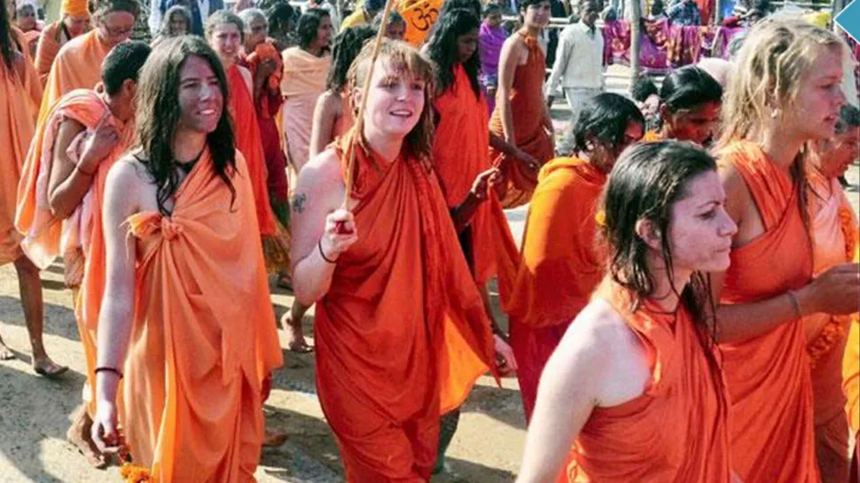 Mahila Naga Sadhu who becomes female Naga Sadhu their world is very strange  | Female Naga Sadhu: जानें कौन बनती हैं महिला नागा साधु, बेहद विचित्र होती  है उनकी दुनिया | Hindi News,