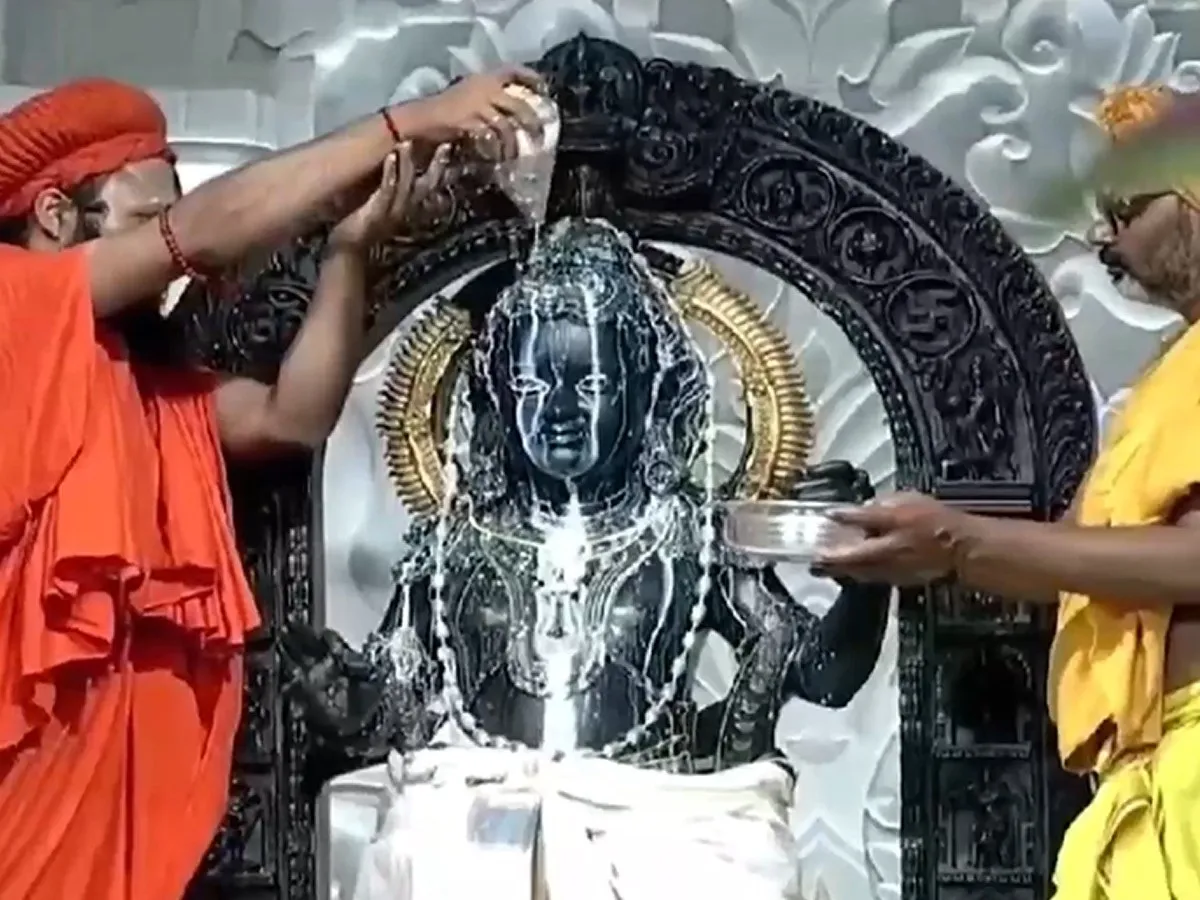 Ram Navami first time in Ayodhya ram lalla Divya Dudh Abhisheka in ram  mandir surya tilak see photos | Ramlala Surya Tilak: रामलला के ललाट पर चमका  सूरज, सूर्य तिलक के अद्भुत