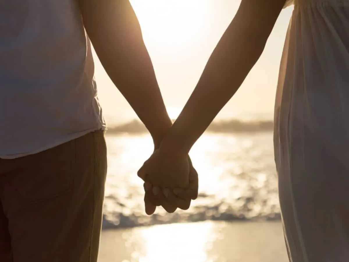 Valentine Week में 'ऑनलाइन स्वीटहार्ट' के साथ भूलकर भी न करें ये  गलती...जारी हुआ ये अलर्ट, अगर नहीं संभले तो… | Zee Business Hindi