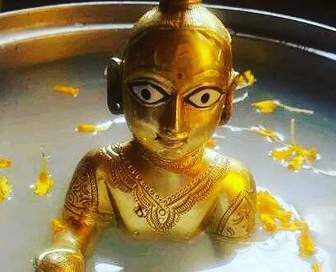 Laddu Gopal Right Bathing Steps By Expert | laddu gopal bathing steps by  astrologer | HerZindagi