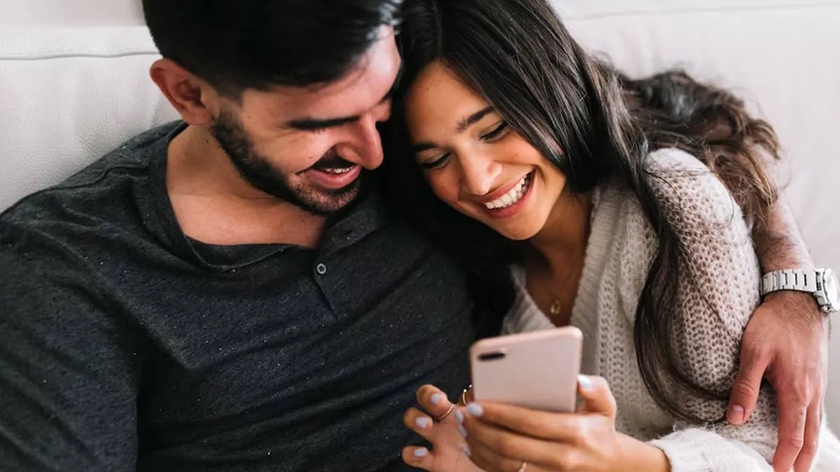 रिलेशनशिप को बेहतर बनाने के लिए इस तरह सेट करें डिजिटल बॉउंड्री | tips to  set digital boundaries for couples | HerZindagi