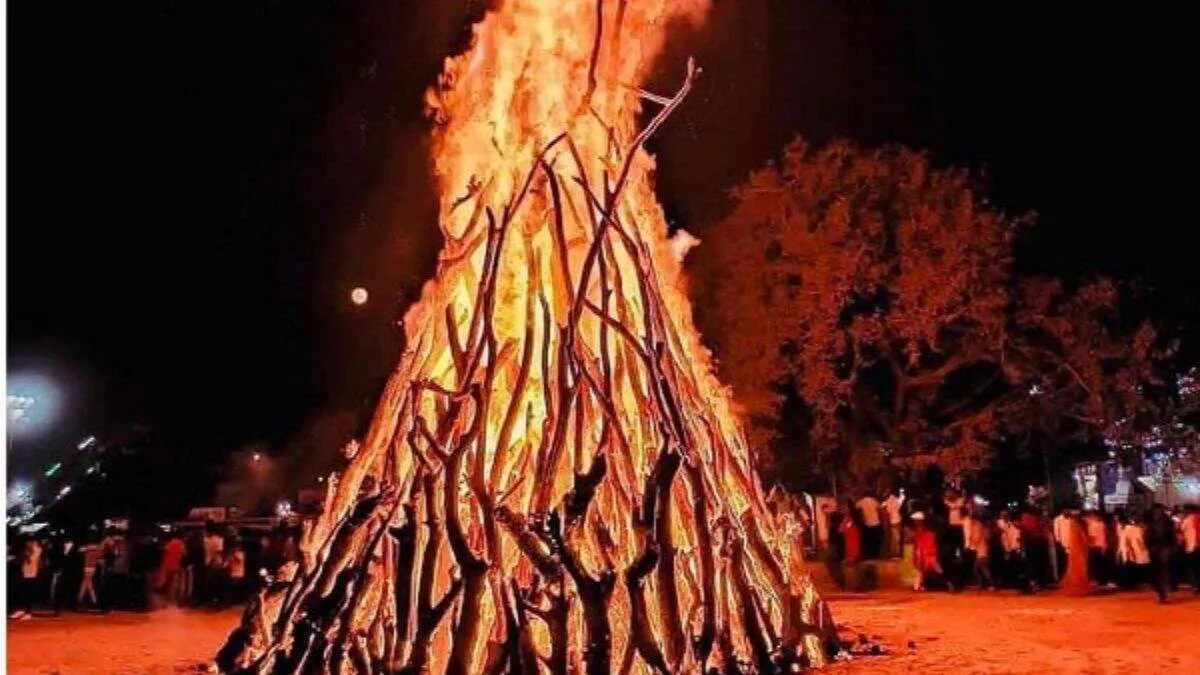 Holika Dahan Shubh Muhurat 2024 | होलिका दहन शुभ मुहूर्त | Holika Dahan  Bhadra Kaal | holika dahan 2024 date shubh muhurat and significance |  HerZindagi