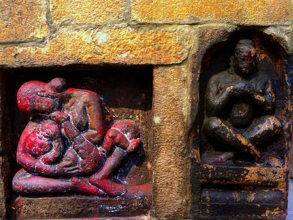 कामाख्या देवी मंदिर : जहां गिरी थी माँ सती की योनि, लगता है तांत्रिकों और  अघोरियों का मेला | Kamakhya Temple: 20 Unknown Fact About The Bleeding  Shakti Peeth - Hindi Nativeplanet
