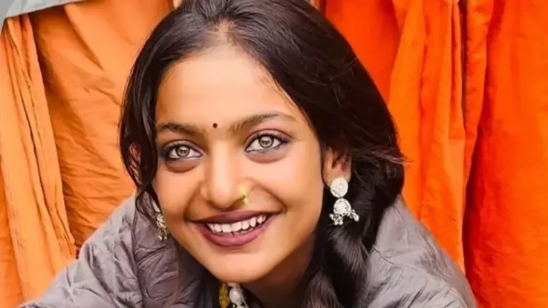 मोनालिसा इस चीज को दिखाने के बाद हुई वायरल, महाकुंभ छोड़ने पर हुई मजबूर,  जाने यहां वजह - Monalisa went viral after showing this scream, she was  forced to leave Mahakambh, know