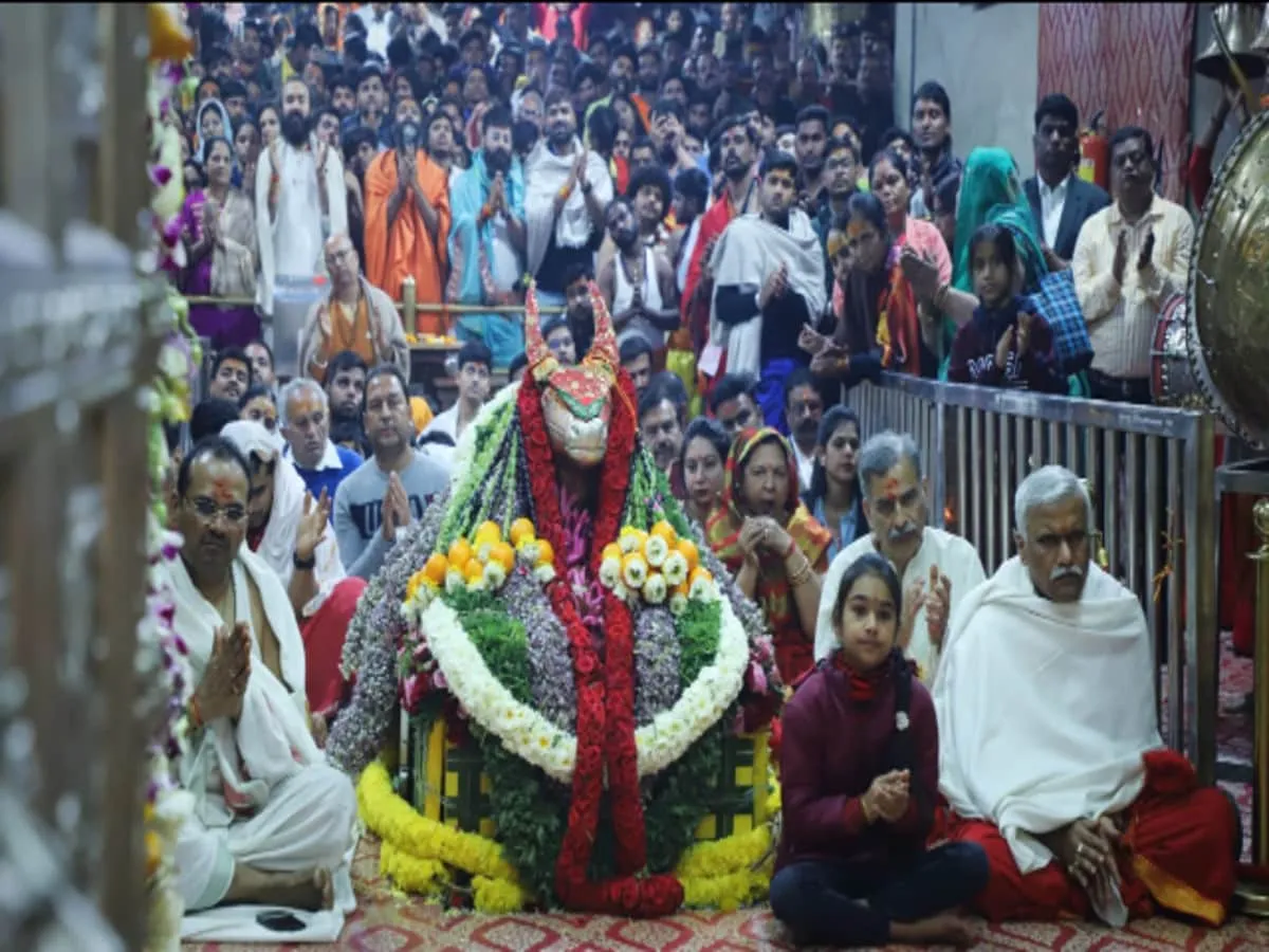 Mahashivratri mahakaleshwar temple Bhasma Aarti in morning Flower crown on  lord shiva ujjain madhya pradesh महाकालेश्वर मंदिर: साल में एक बार दिन में  क्यों होती है भस्म आरती, जानिए क्या है ...