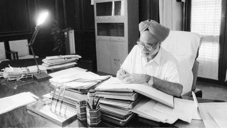 कैसे मनमोहन सिंह ने खोला था उदारीकरण का दरवाजा, देश में ला दी थी आर्थिक  सुधार की क्रांति - how manmohan singh opened the door to  liberalisation-mobile