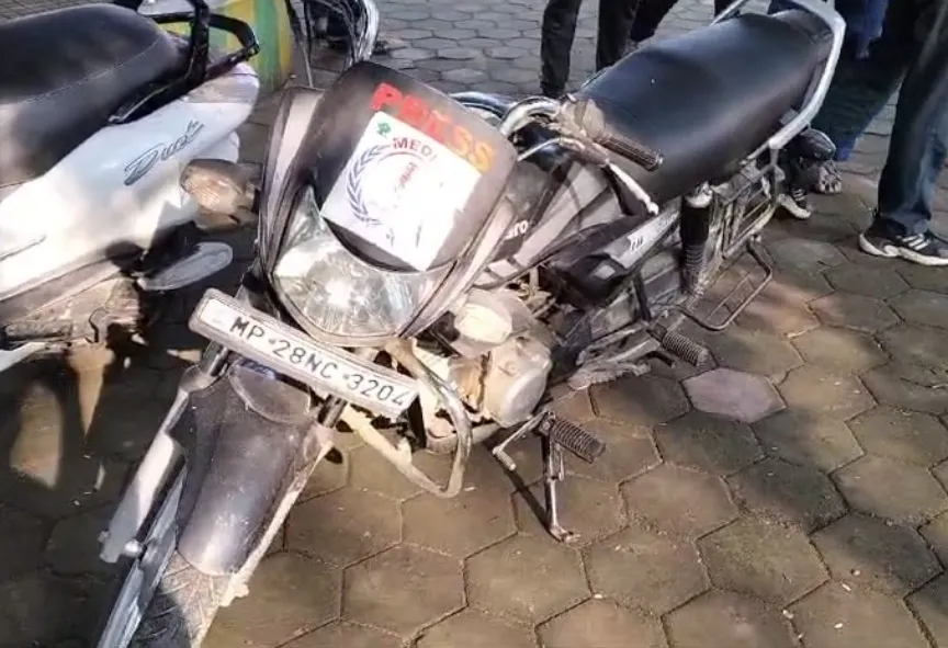 छिंदवाड़ा कलेक्ट्रेट परिसर में प्रेस फोटोग्राफर का मिला शव, जांच में जुटी  पुलिस - dead body of press photographer found in chhindwara collectorate  premises-mobile