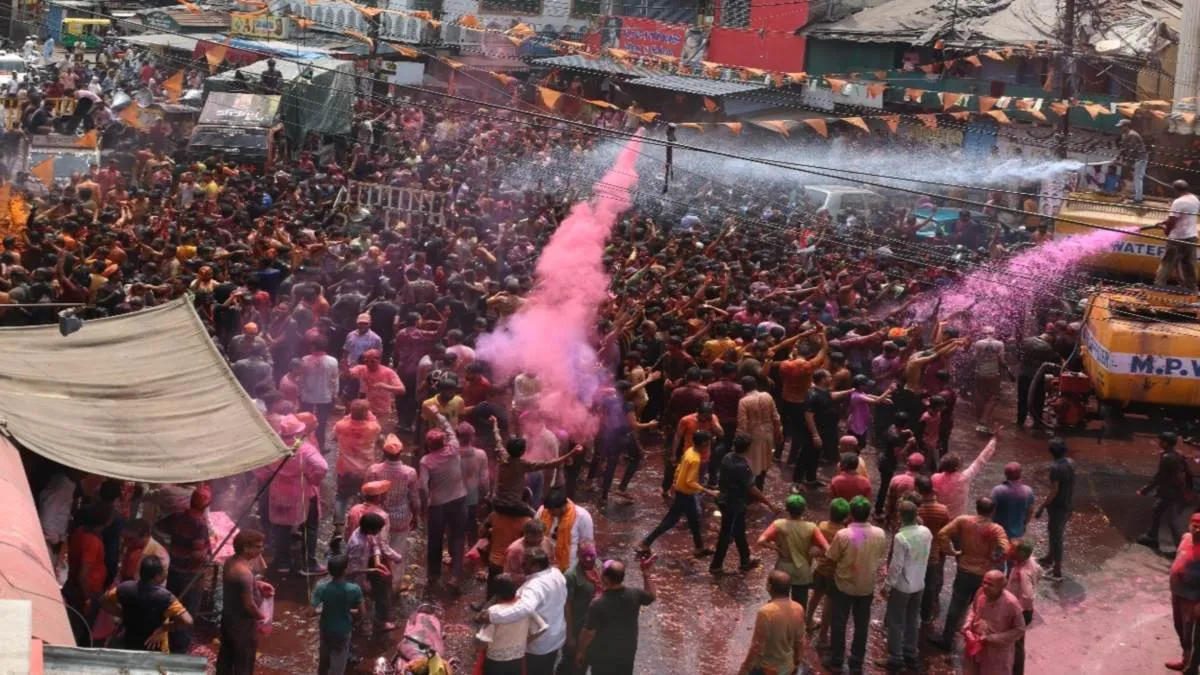 Rang Panchami 2024: भोपाल में छाया रंगपंचमी का उल्लास, चल समारोह में  भूत-पिशाच बने हुरियारे रहे आकर्षण का केंद्र, टैंकरों से बरसा रंग - Rang  Panchami 2024 ...