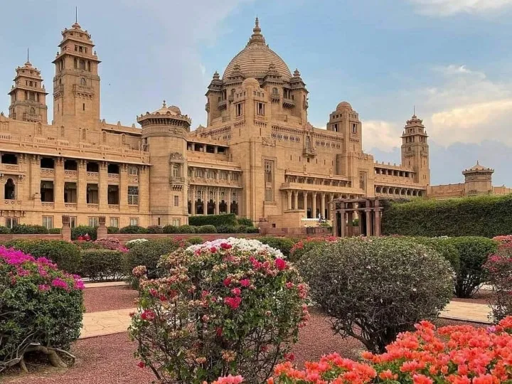 इस महल के निर्माण के लिए स्थानीय लोगो का उपयोग किया गया था, जिनकी संख्या लगभग 2,500 से 3,000 के लगभग थी.
