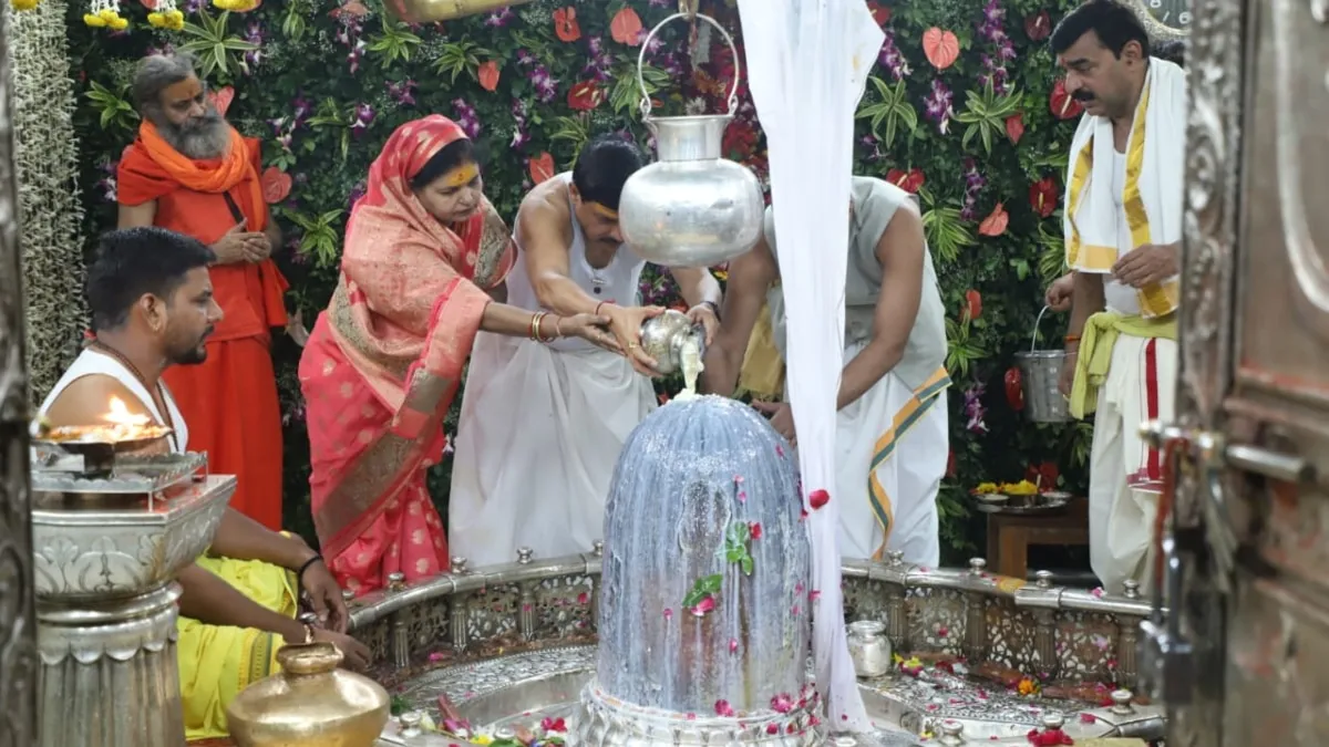 CM Mohan Yadav worshipped in Ujjain Mahakaleshwar Temple for good rain in  MP Ann | उज्जैन में महाकाल के दरबार पहुंचे CM मोहन यादव, प्रदेश में अच्छी  बारिश के लिए किया पंचामृत