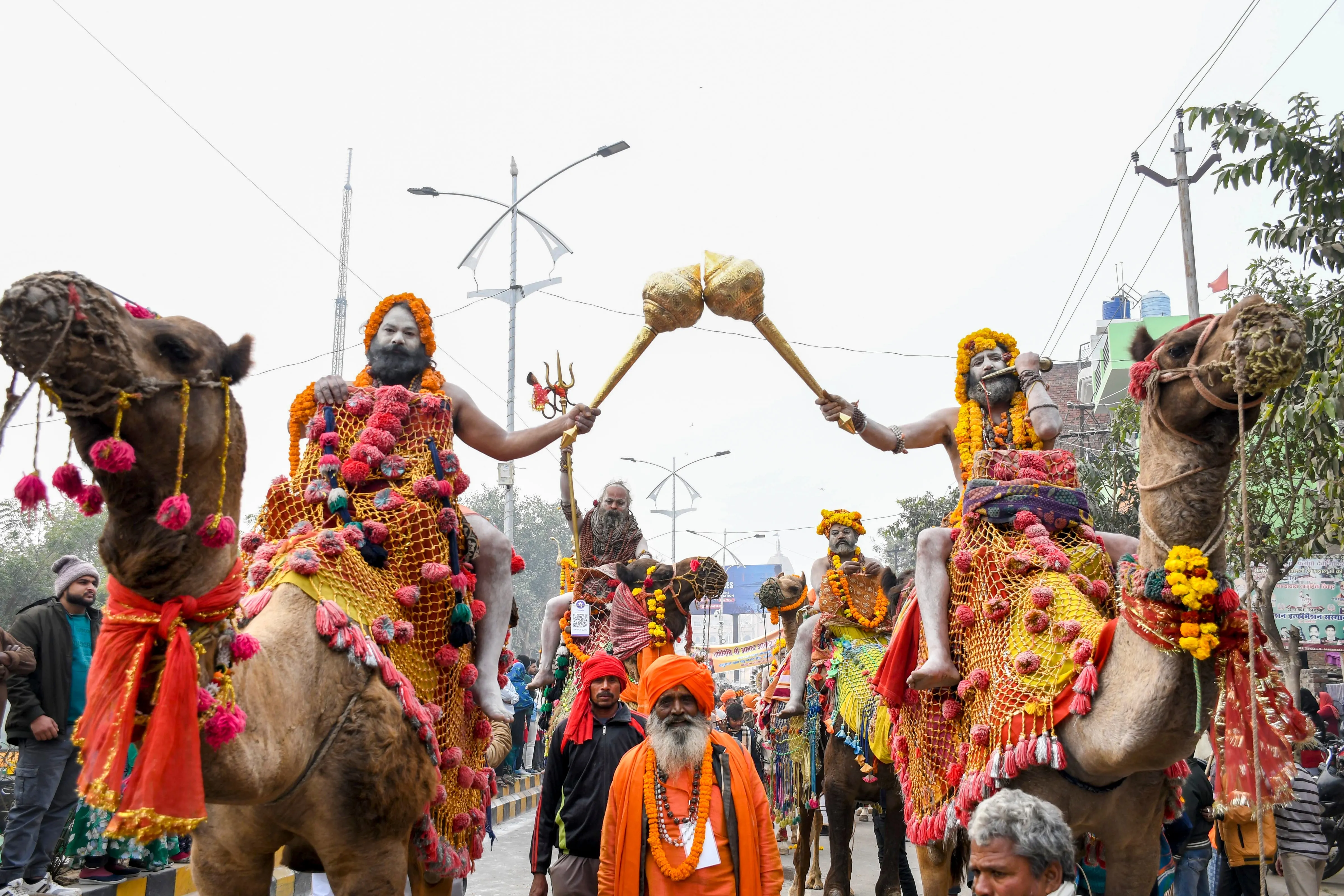 मणिराज पुरी ने महज 13 साल की उम्र में घर छोड़ दिया था. उन्होंने कहा कि अब सनातन का उद्देश्य और जन्म कल्याण के लिए सब कुछ त्याग कर निकल पड़े हैं. उन्होंने कहा, कड़ाके की ठंड से बचने के लिए नागा साधु अपने शरीर पर शमशान का भभूत मलते हैं.