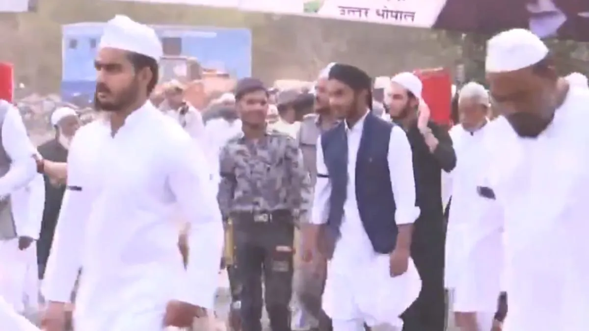 Bhopal People seen wearing black arm bands offer Namaz at Eidgah Masjid against Waqf Amendment Bill ईद पर काली पट्टी बांधे मस्जिद जाते दिखे मुसलमान, भोपाल में इस बात का कर रहे विरोध
