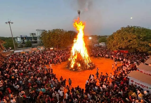 Holika Dahan 2024: होलिका दहन का शुभ मुहूर्त कब है? जानिए इतिहास और महत्व |  Moneycontrol Hindi