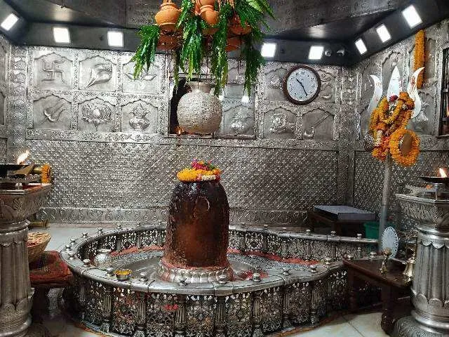 वैशाख एवं ज्येष्ठ माह में श्री महाकालेश्‍वर भगवान का गलंतिका से  अभिषेक ; शीतलता के लिए 11 मिट्टी के कलशों से सतत जलधारा बहेगी