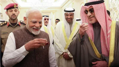 कुवैत पहुंचते ही PM मोदी ने भारत के साथ दोस्ती को लेकर दिया खास संदेश, शेयर  की खास Photos | Republic Bharat