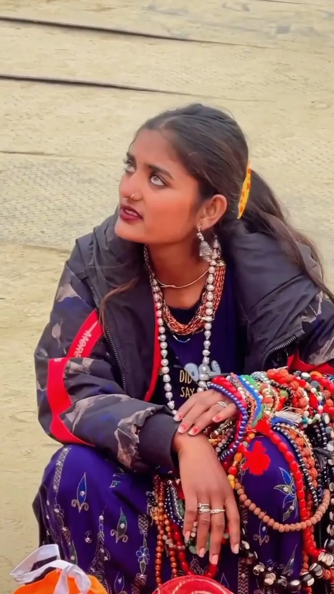 वायरल लड़की कुंभ मेले की माला बेचने वाली हर कोई फोटो ले रहे हे.#kumbhmela2025 #mahakumbh #trending - YouTube