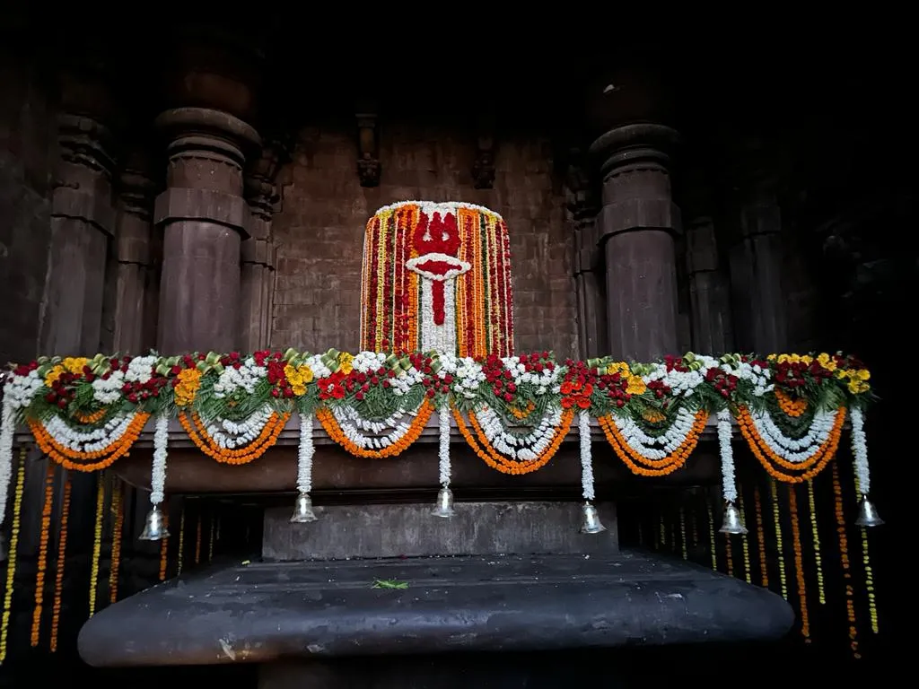 Shiva devotees started pouring into Bhojpur temple since 4 in the morning |  भोजपुर में उमड़े श्रद्धालु: नए साल के पहले दिन एक लाख से ज्यादा ने किए  भगवान के दर्शन -