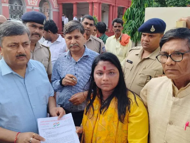 कांग्रेस नेता साधना भारती ने बाबा की गिरफ्तारी की मांग को लेकर ज्ञापन सौंपा था।