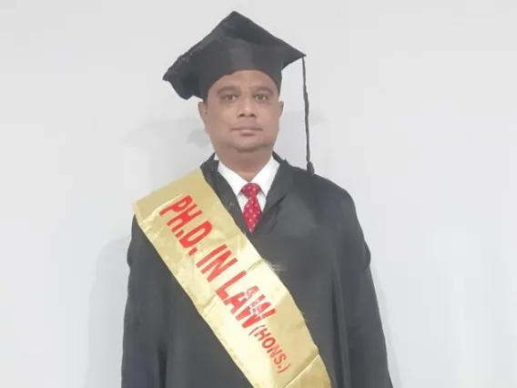 मॉरिस शहर के इंदिरा नगर आवासीय योजना के मकान में रहता था, यहीं उसने ऑफिस बनाया था।