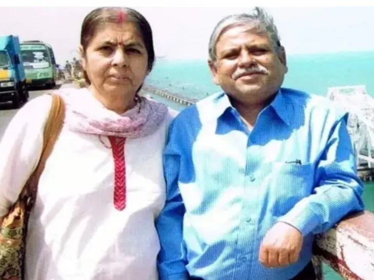 रत्नेश्वर बनर्जी अपनी पत्नी माया बनर्जी के साथ। माया को वारदात में गंभीर चोटें आई है। उनका इलाज जारी है।  - Dainik Bhaskar