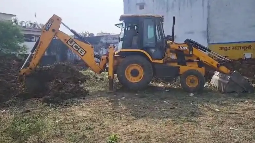 तालाब को पाटकर समतल मैदान बनाने पर जिला प्रशासन की बड़ी कार्रवाई।