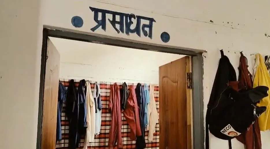 कमरे नहीं मिले तो बच्चों ने टॉयलेट को ही बनाया ठिकाना।