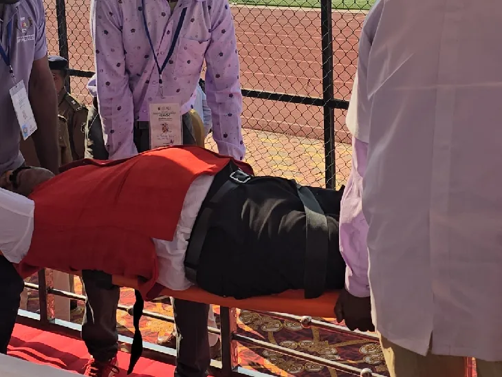 मंच से गिरे जिला पंचायत सदस्य।