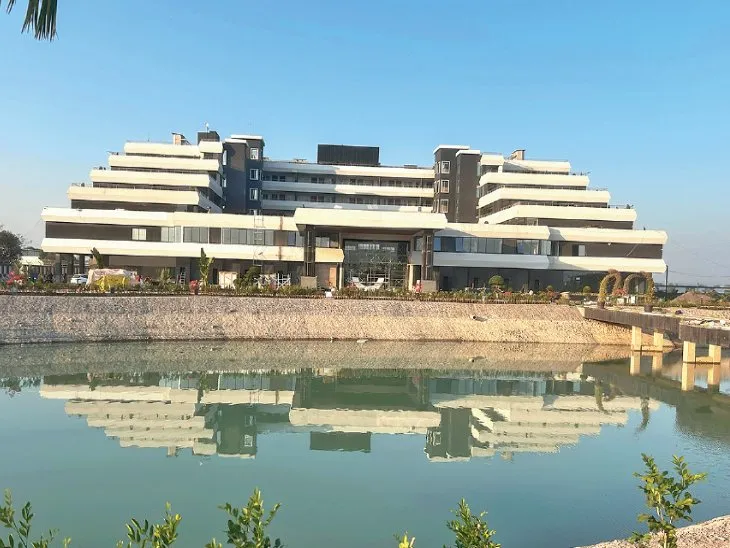 बुजुर्गों के लिए बनाया रिसाॅर्ट। जिसमें सारी फाइव स्टार होटल जैसी सुविधाएं हैं। - Dainik Bhaskar