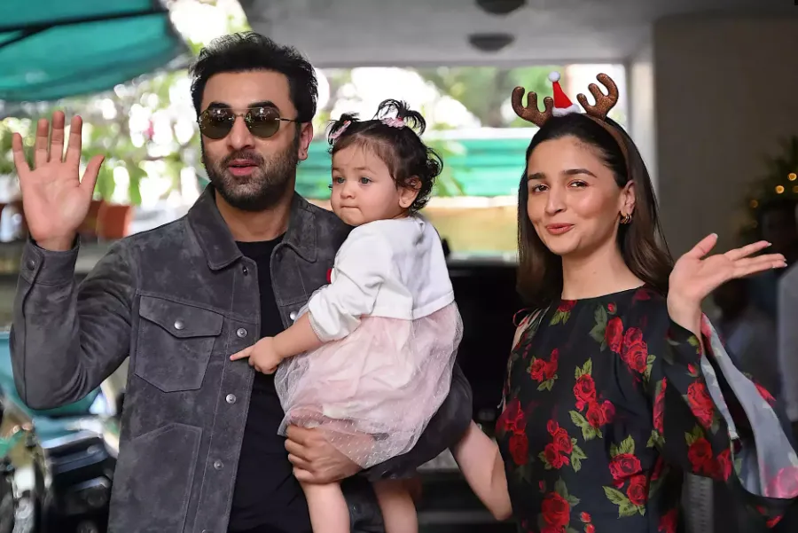 kapoor family celebrated christmas together | कपूर फैमिली ने साथ में  सेलिब्रेट किया क्रिसमस: बेटी के साथ दिखे रणबीर-आलिया, राहा ने पैपराजी से  बोला- हाय पैप | Dainik ...