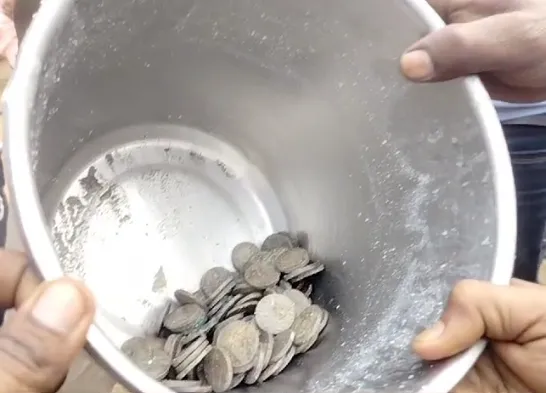 Mughal era treasure found during excavation in Bhind | भिंड में खुदाई के  दौरान मिले 113 चांदी के सिक्के: मिट्टी की मटकी में निकले सिक्कों पर लिखा-  “मोहम्मद शाह-आलमगीर ...
