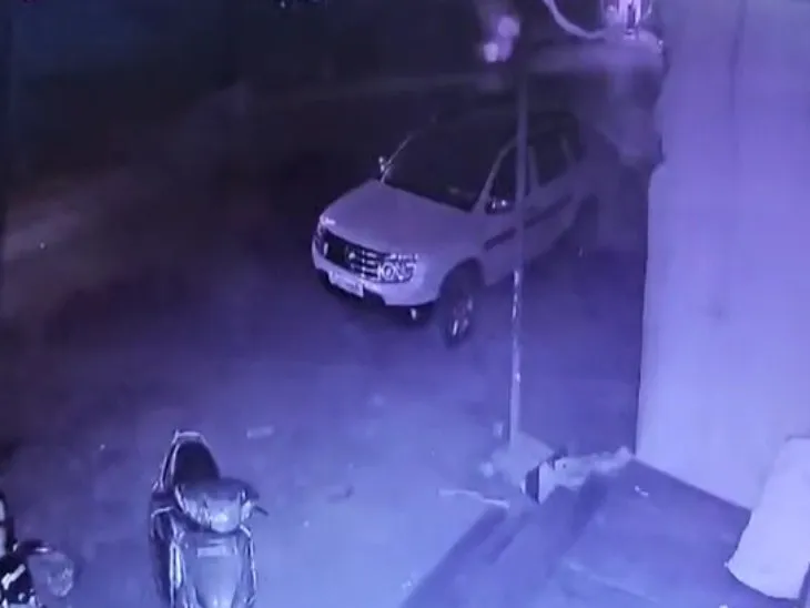 कार को बम से उड़ा दिया गया। कार में हुए विस्फोट से पूरा इलाका दहल गया।