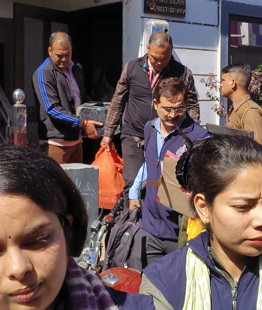 रतलाम में विकास सोलंकी के घर पर साढे़ 8 घंटे जांच के बाद EOW की टीम रवाना हुई।