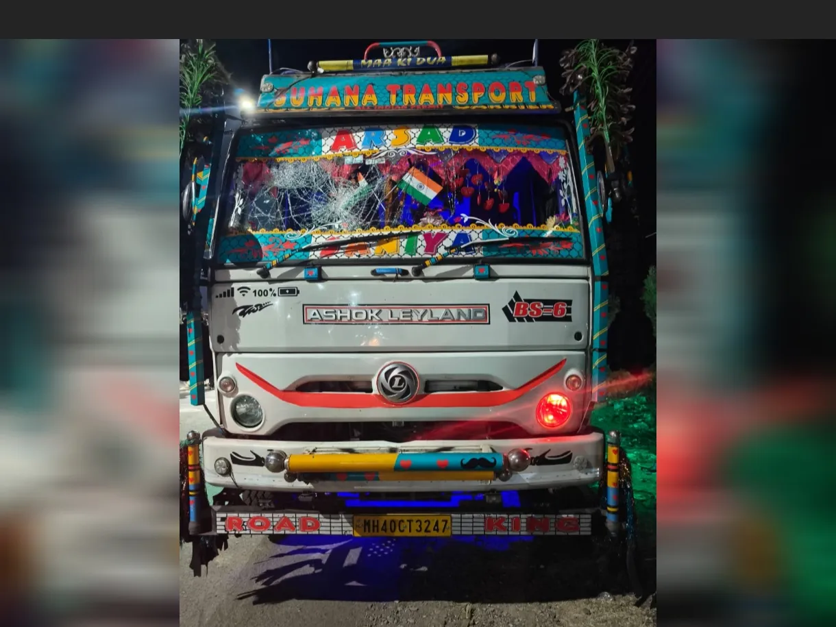 पुलिस ने ट्रक जब्त कर लिया है। ड्राइवर पुलिस की गिरफ्त में है। उसका साथी फरार है।