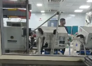 वीडियो में चूहे आईसीयू में रखे उपकरण पर नजर आए।