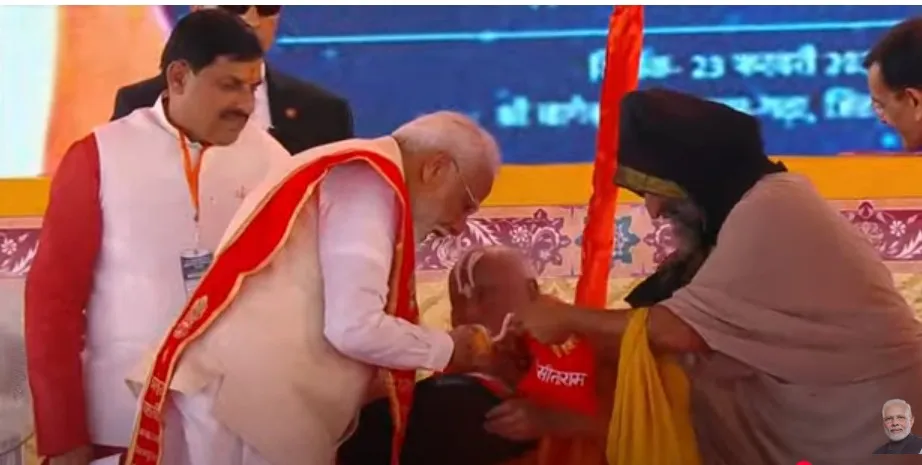 जगद्गुरु रामभद्राचार्य ने प्रधानमंत्री मोदी को अंगवस्त्र भेंट किया।