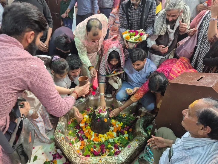 Kanha's city became Shiva-filled | शिवमय हुई कान्हा की नगरी: शिवालयों पर  उमड़ा आस्था का सैलाब,भक्त कर रहे भोलेनाथ का अभिषेक - Mathura News | Dainik  Bhaskar