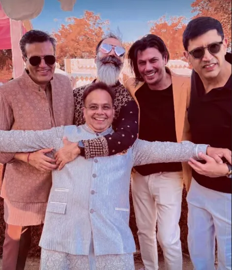 मेहंदी रस्म के दौरान दोस्तों के साथ अनुपम बंसल।