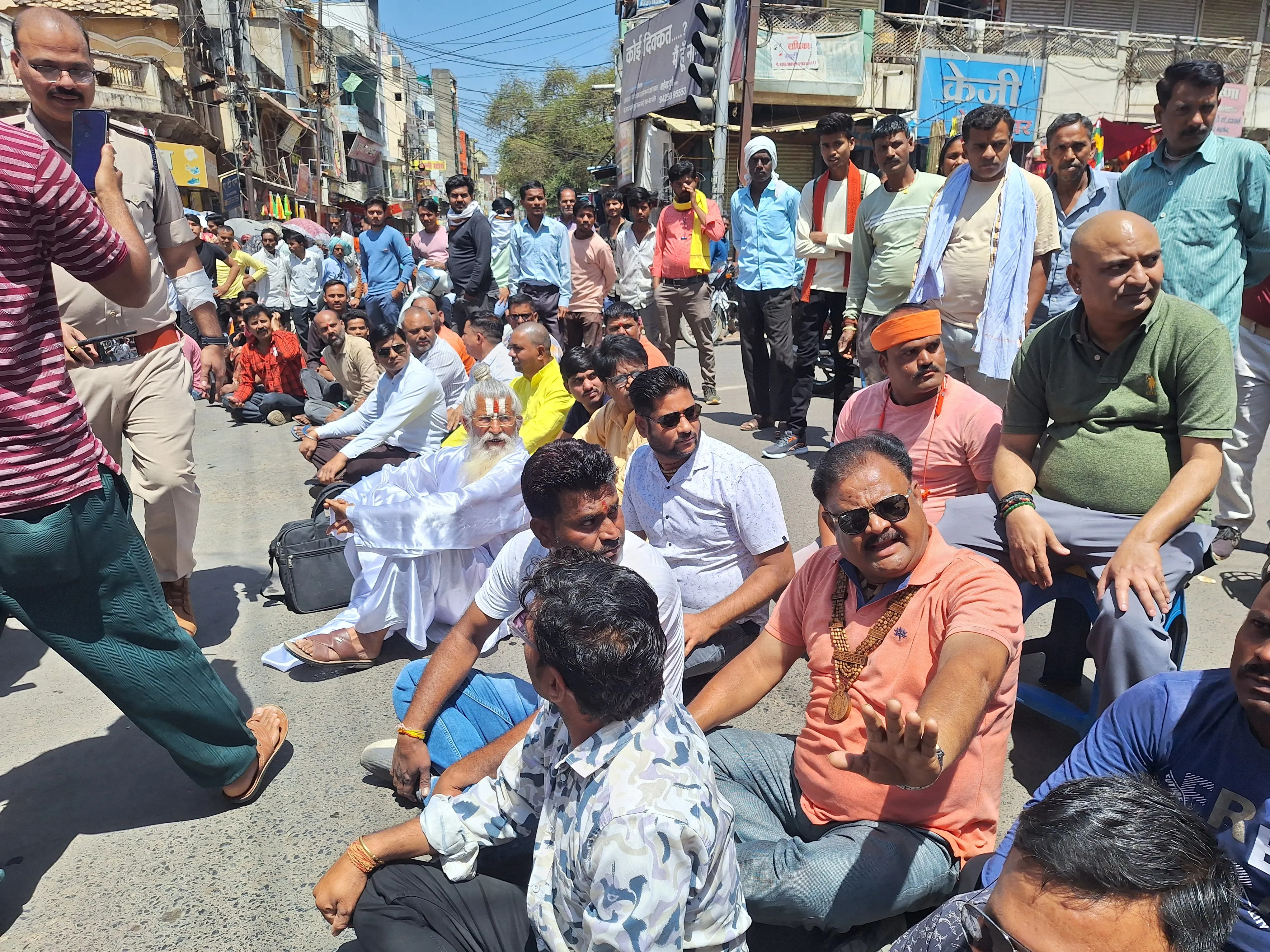 भाजपा और हिंदू संगठनों के कार्यकर्ताओं ने सड़क जाम कर विरोध जताया है।