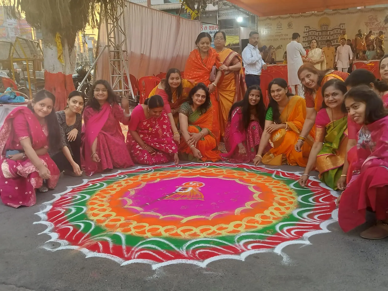 सूर्य को अर्घ्य देने के पहले महिलाओं ने रंगोली बनाई। इसके लिए महिलाएं सुबह 5 बजे ही राजवाड़ा पर पहुंच गई थी।