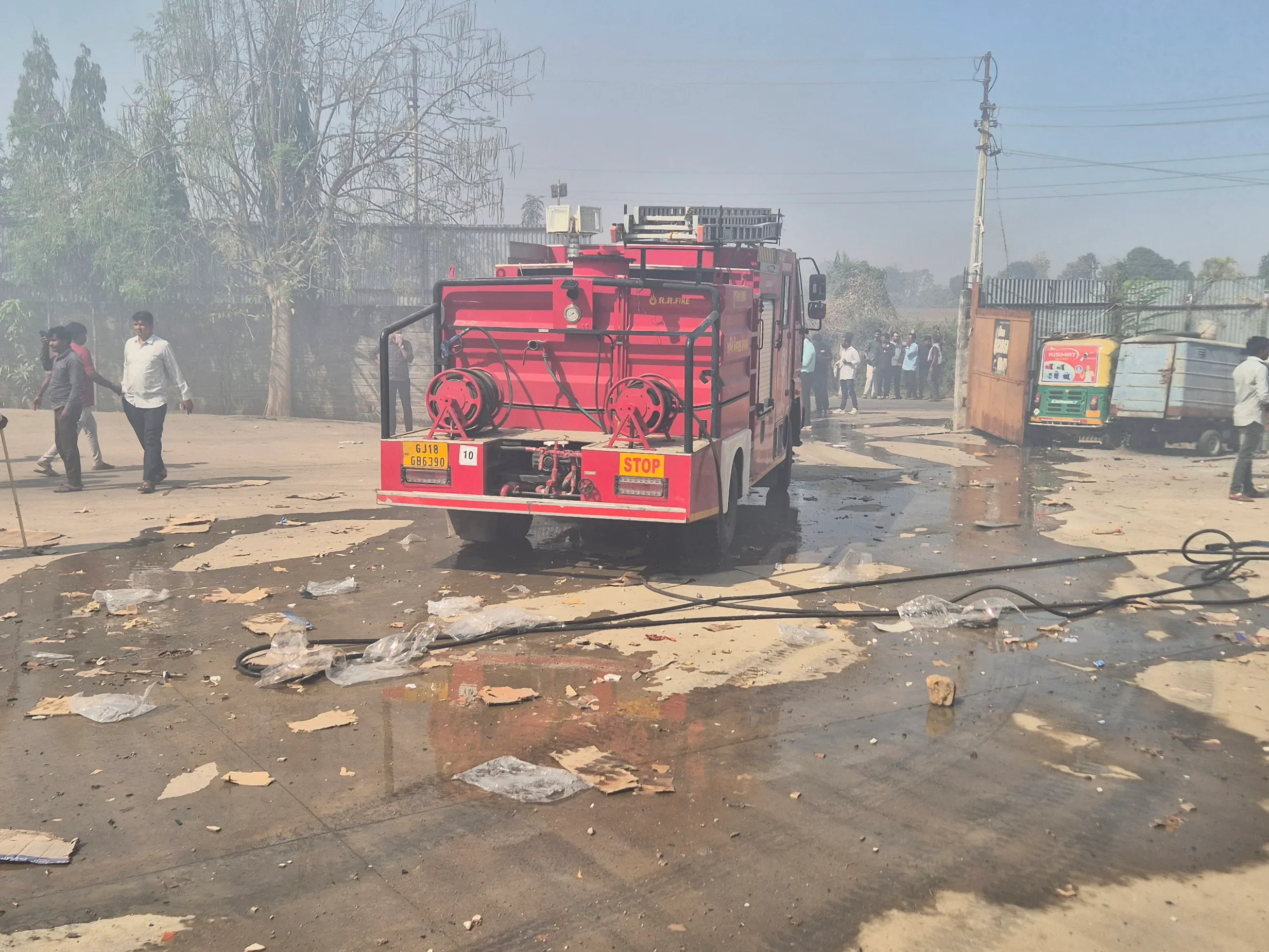 दमकल विभाग के कर्मचारियों को आग पर काबू पाने में करीब 3 घंटे का समय लगा।