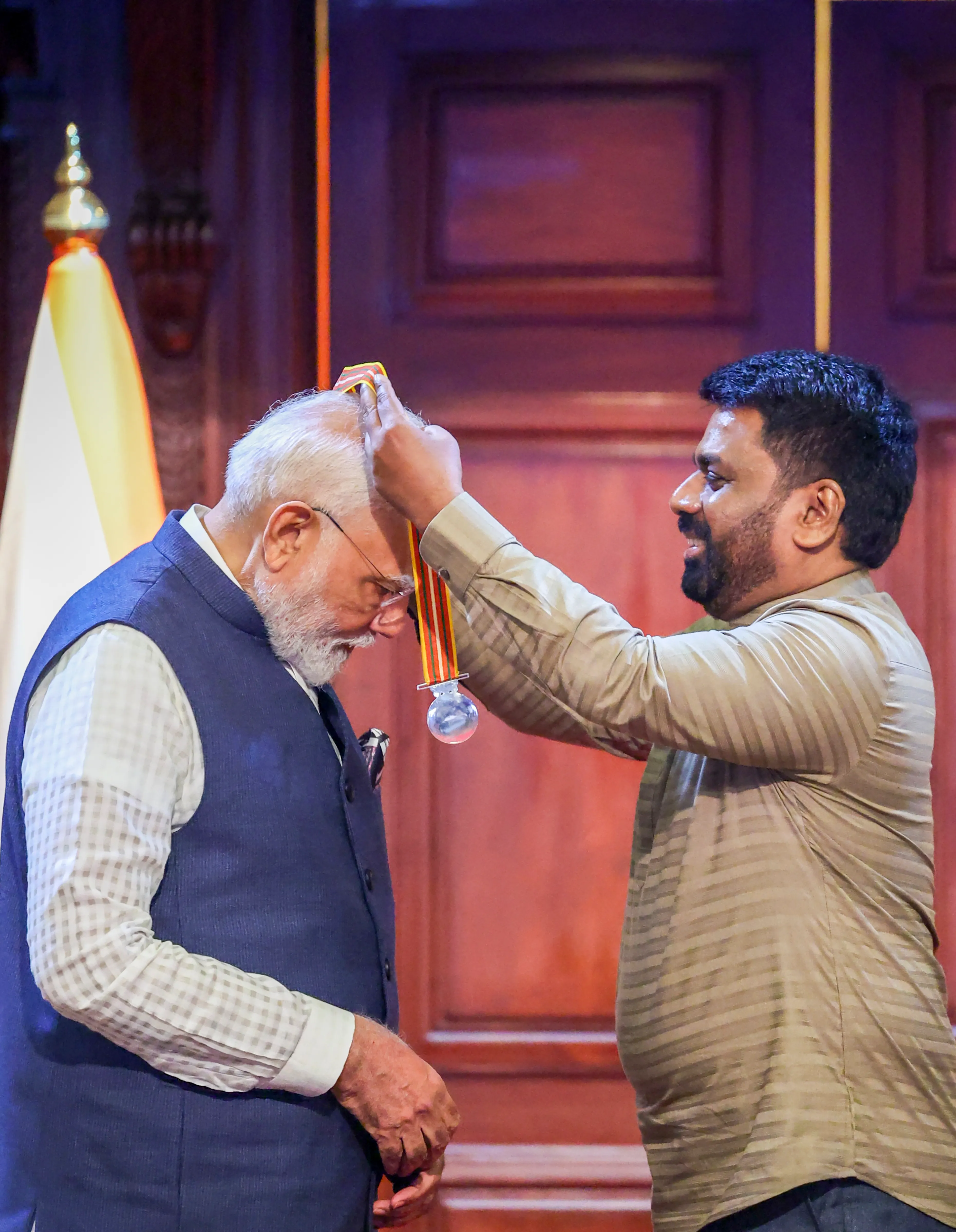 पीएम मोदी को मित्र विभूषण से सम्मानित करते हुए राष्ट्रपति दिसानायके।