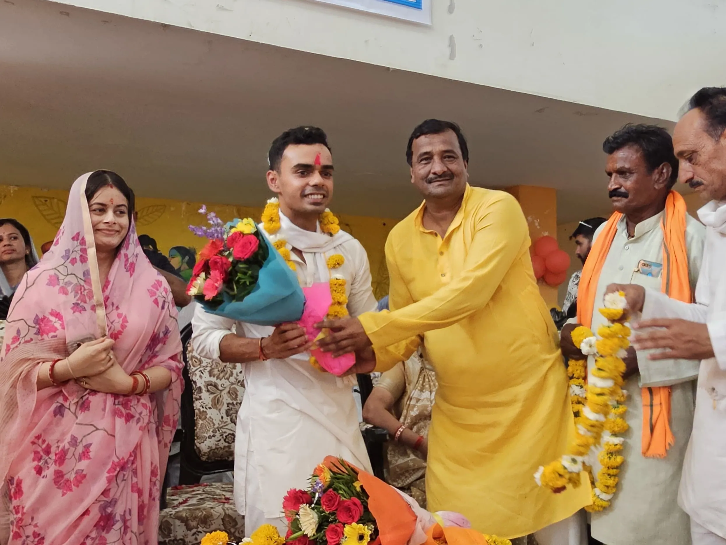 स्थानीय भाजपा के पदाधिकारियों ने कुणाल और अमानत का स्वागत किया।