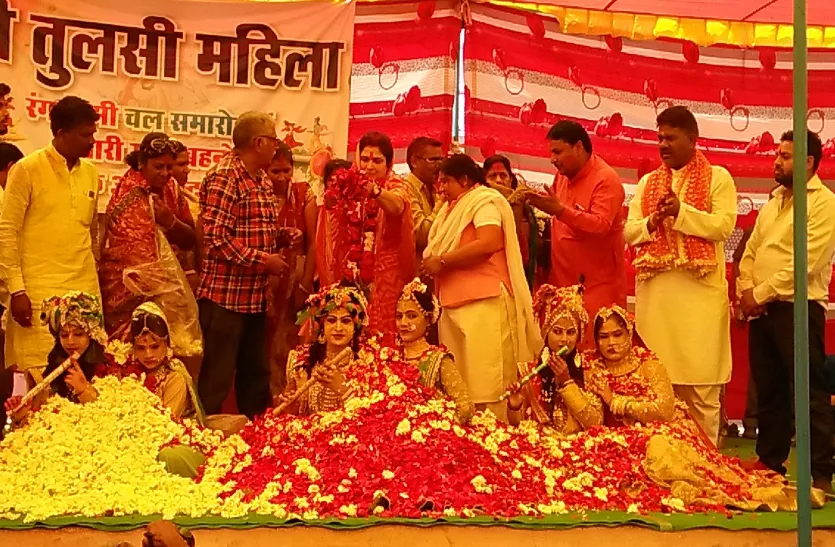 रंग पंचमी: भक्तों ने भगवान के साथ खेली होली, बरसे फूल, उड़ा गुलाल, गूंजे  फाग गीत | youth play rang panchami holi Celebration | Patrika News