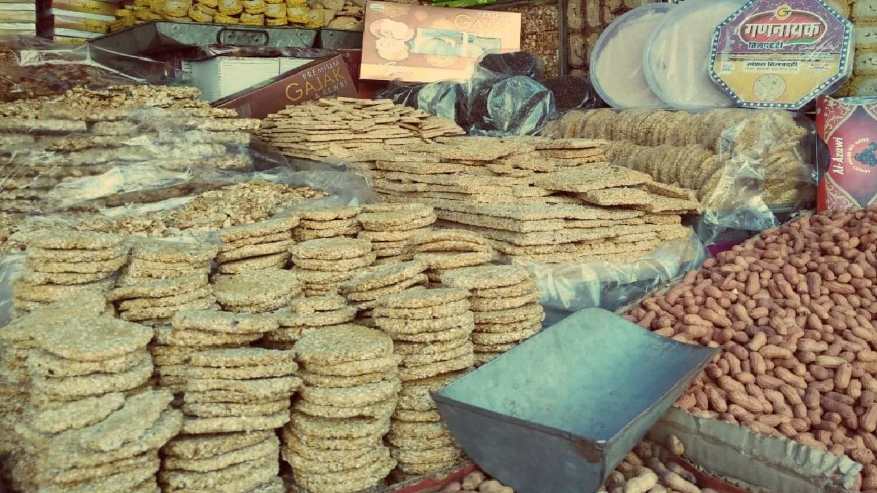 दाम में 10 से 15 फीसदी की बढ़ोतरी के बावजूद मकर संक्रांति में गुलजार हुआ गजक  का बाजार | Despite the increase of 10 to 15 percent in the price the market