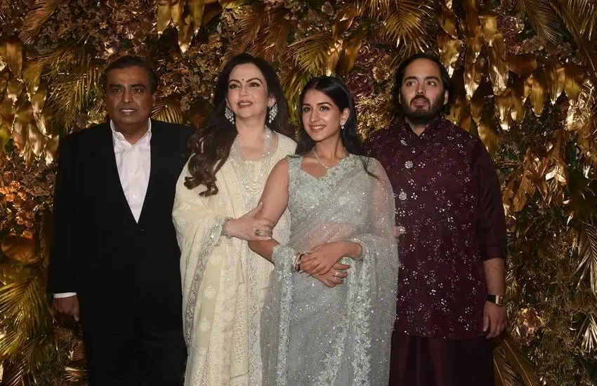 Mukesh Ambani And Nita Ambani Son Anant Ambani looks complete with his  Fiance Radhika Merchant - Radhika Merchant - Anant Ambani: एक दूजे के साथ  और भी ज्यादा खूबसूरत लगते हैं राधिका