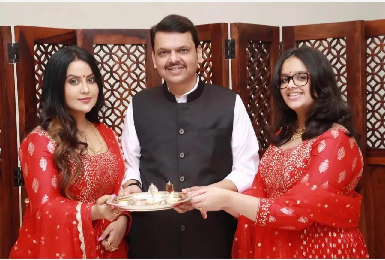 अमृता आणि देवेंद्र फडणवीस यांचं दिवाळी सेलिब्रेशन! दिविजासह केलेलं ट्विनिंग  चर्चेत | DCM Devendra Fadnavis Wife Share Diwali and Laxmi puja Photo on  Social Media