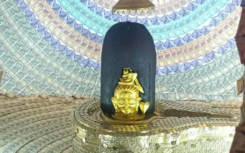 महाशिवरात्रि के चलते 51 लाख रुपए के नोटों से सजा बुद्धेश्वर महादेव मंदिर,  सुरक्षा के लिए पुलिस तैनात - Budheshwar Mahadev Temple decorated