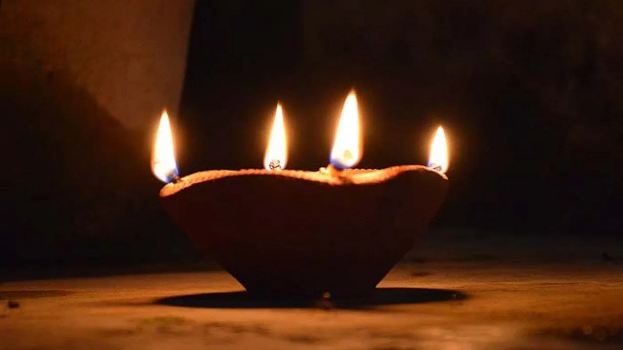 Hindu Belief: घर पर कब और कैसे जलाना चाहिए चौमुखी दीपक? जानें इसका महत्व  hindu belief when and how to light a four faced lamp at home know its impo  धर्म -