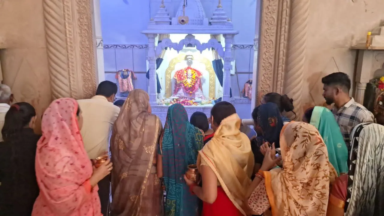 चैत्र नवरात्र की हुई शुरुआत, देवी मंदिरों में उमड़ा आस्था का सैलाब |  Chaitra Navratri begins, flood of faith in Devi temples | Patrika News